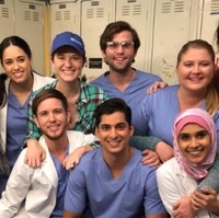 Berfoto bersama rekan dokter intern yang lain, terlihat jelas bahwa serial ini ingin memperlihatkan kesatuan dalam keberagaman. Mereka tampil dalam fisik yang berbeda, tapi tampak akrab satu sama lain. Foto: Ist.