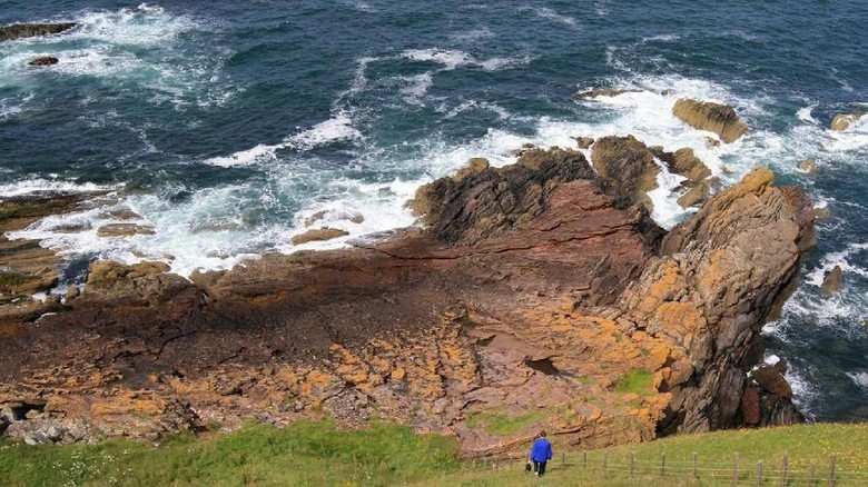 Tebing batu di Siccar Point, Skotlandia (John Van Hoesen/BBC Travel) Tebing batu di Siccar Point, Skotlandia (John Van Hoesen/BBC Travel)