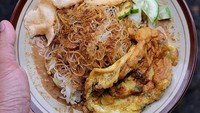 Instagram @dad_dish,  terlihat sepiring ketoprak yang nikmat. Wuih, ada bihun, tauge, tahu, telur, ketupat dan bumbu kacang. Tertulis Ketoprak Jakarta yang dibandrol dengan harga Rp 13.000. Foto: Instagram @dad_dish.