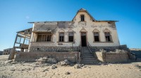 Kolmanskop akhirnya ditinggalkan oleh penghuni terakhir pada 1956. Resmi jadi kota hantu. Foto: Instagram/@evannaude.