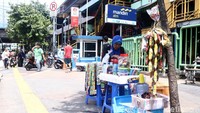 Trotoar seharusnya steril dari pedagang kaki lima (PKL). Namun trotoar di depan Pasar Tanah Abang Blok G dan F ini malah dijadikan lapak para pedagang kaki lima. Foto: Rifkianto Nugroho