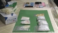 Bersamaan dengan pengungkapan kasus ini, polisi juga menyita narkotika jenis sabu seberat Rp 300 gram.