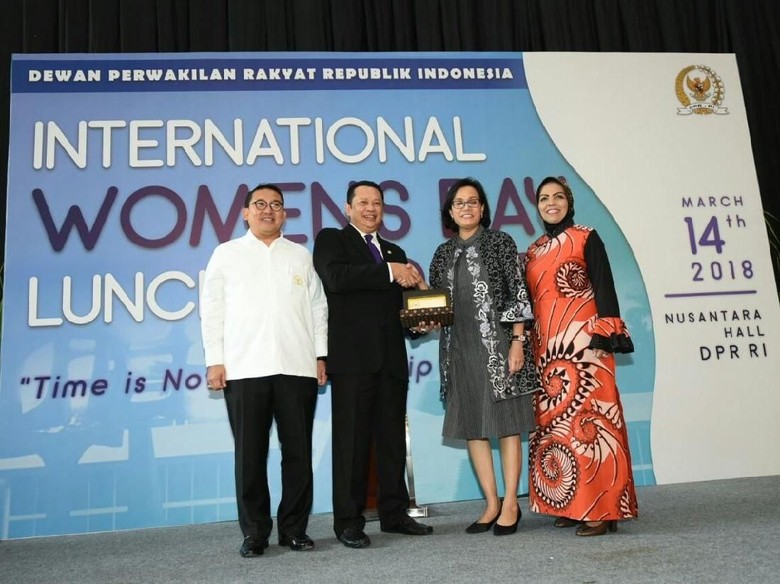 Bareng Fadli Zon, Bamsoet Beri Penghargaan ke Sri Mulyani Bareng Fadli Zon, Bamsoet Beri Penghargaan ke Sri Mulyani