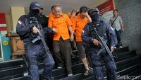 Para tersangka digiring petugas.