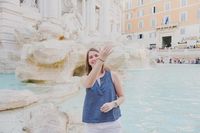 Demonbreun di depan Air Mancur Trevi di Roma, Italia (trekwithtaylor/Instagram)