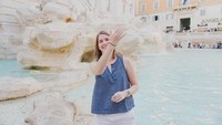 Dia berumur 23 tahun dan baru lulus dari Vanderbilt University pada Mei 2017 silam. Ini saat dia di Fontana Trevi, Roma (trekwithtaylor/Instagram)
