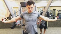 Untuk memiliki otot yang besar kebanyakan olahraga yang dilakukan Censor adalah latihan beban. (Foto: Instagram/faze_censor)