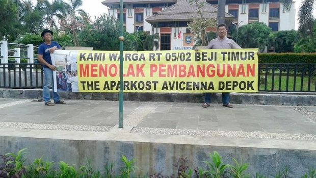 Sejarawan JJ Rizal berdemo di depan Kantor Wali Kota Depok, 9 Maret 2018. 