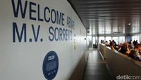 Suasana di dalam ruang tunggu penumpang MV Sorrento. Selain full AC, ruangannya juga begitu rapi dan bersih (Randy/detikTravel)