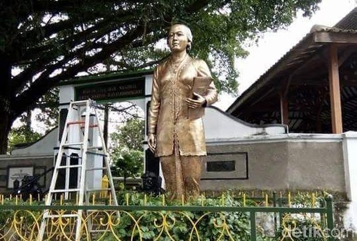 patung ra kartini di areal makamnya di rembang patung ra kartini di areal makamnya di rembang