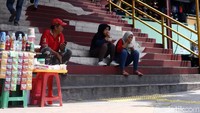 Pedagang kaki lima (PKL) menggelar lapak di depan tangga masuk Pasar Tanah Abang Blok G.
