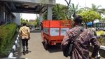 Foto: Aksi Sandiaga Narik Bajaj Oranye Pengangkut Sampah