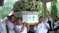 Kesedihan juga tampak di wajah kerabat dan kolega Hari Darmawan yang ikut mengantar ke krematorium di Taman Mumbul, Nusa Dua, Bali. (Nandhang Astika-detikcom)