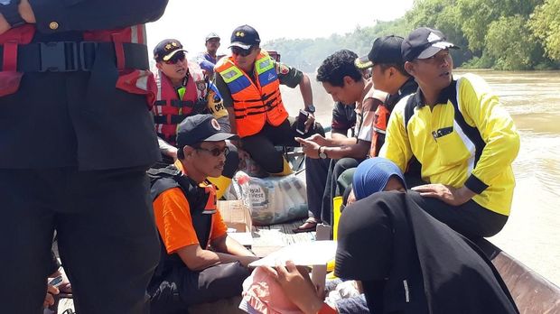 Dramatis! Ibu yang Akan Lahiran di Tengah Banjir Ini Diangkut Perahu