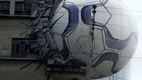 Ada bola berukuran raksasa menancap di gedung. Ini merupakan iklan Nike menjelang perhelatan sepakbola kelas dunia. Istimewa/Boredpanda.