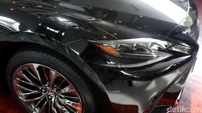 Sedan Mewah Lexus Jadi Rebutan Orang Kaya