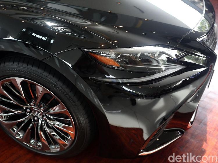 Sedan Mewah Lexus Jadi Rebutan Orang Kaya