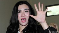 Vicky Shu melambaikan tangan kepada awak media di dalam ruang sidang.