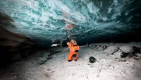 Selain itu, masih ada paket tur menjelajahi gua-gua es. Keren! (Arctic Adventures)