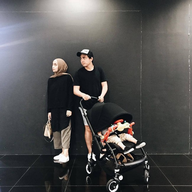 Stroller dari brand Bugaboo juga jadi pilihan Ayudia Bing Slamet dan Ditto untuk putra mereka Dia Sekala Bumi. Stroller Bugaboo bee5 yang dipakai Ayudia dan Ditto untuk Sekala dijual seharga Rp 11 jutaan. Foto: Dok. Instagram birdsnbeesbaby, Istimewa