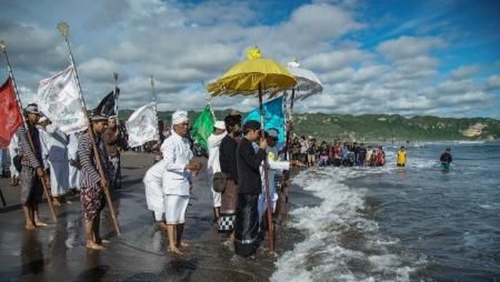 Prosesi Melasti Nyepi di Bali. Foto: ANTARA FOTO/Nyoman Budhiana Prosesi Melasti Nyepi di Bali. Foto: ANTARA FOTO/Nyoman Budhiana