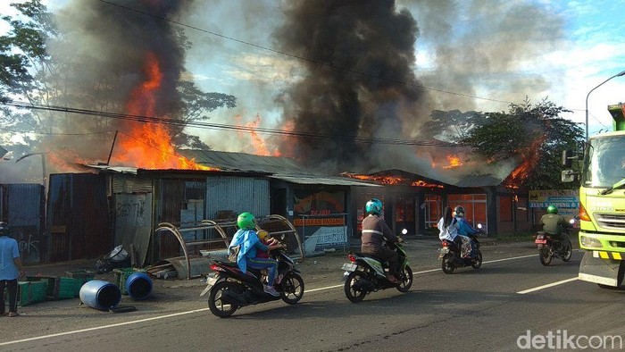 Rumah Makan Padang dan Gudang di Semarang Dilalap Api