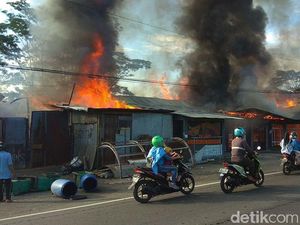 Rumah Makan Padang dan Gudang di Semarang Dilalap Api