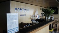 Lounge Portsea di dalam kapal MV Sorrento. Traveler bisa memesan kopi hingga aneka cemilan sambil bersantai di dalam ruangan AC menghadap laut (Randy/detikTravel)