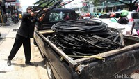 Kabel-kabel tersebut diangkut menggunakan mobil bak terbuka.