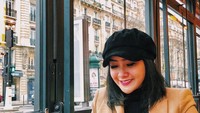 Penyanyi dangdut berusia 23 tahun ini terlihat asyik menikmati sepotong roti croissant ditemani secangkir kopi dan jalanan kota Paris yang Indah. Foto: Instagram @cita_citata