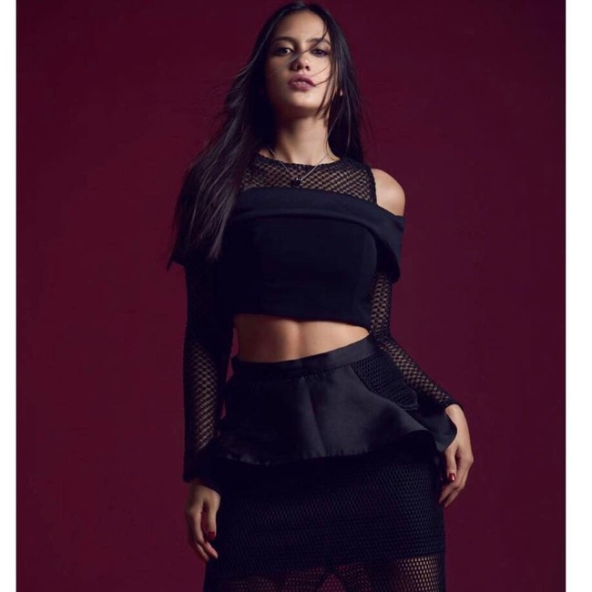 Olahraga pilates dan yoga adalah cara Pevita Pearce memiliki tubuh ideal dan tentu saja perut rata yang membuat pria semakin terpana padanya. Foto: Instagram