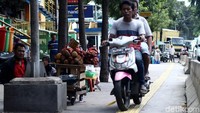Mulai dari pedagang minuman hingga buah asyik berjualan di atas trotoar tersebut. Bahkan pemotor lewat trotoar. Miris! Foto: Rifkianto Nugroho