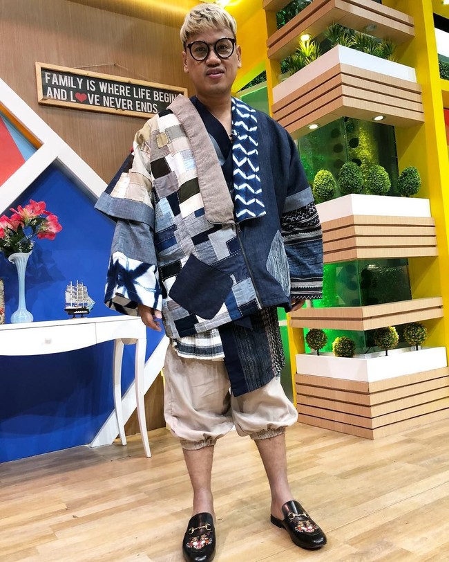 Uya Kuya mencoba gaya kontemporer dengan memadukan selop mules Gucci dan jaket denim bermotif patchwork yang unik. (Foto: Instagram/Uya Kuya)