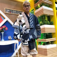 Uya Kuya mencoba gaya kontemporer dengan memadukan selop mules Gucci dan jaket denim bermotif patchwork yang unik. (Foto: Instagram/Uya Kuya)
