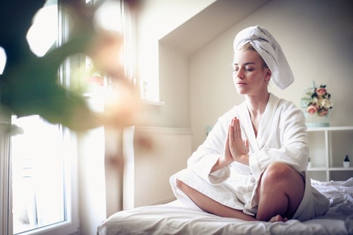 ilustrasi wanita meditasi