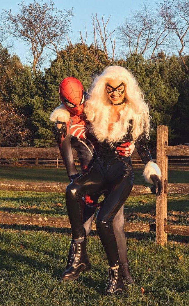 Momen Halloween. Gigi menjadi catwoman. Sementara Zayn Malik menjadi Spider Man. Foto: dok. Instagram