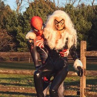 Momen Halloween. Gigi menjadi catwoman. Sementara Zayn Malik menjadi Spider Man. Foto: dok. Instagram