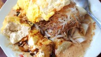 Bumbu kacang yang gurih semakin enak dipadu dengan ketupat dengan paduan bihun dan tauge. Paling enak ditambahkan dengan tahu dan telur goreng. Nyam! Foto: Instagram andri.arkadifa