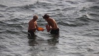 Dia memlih water birth di Laut Merah dengan bantuan seorang dokter. Wanita Rusia ini juga didampingi oleh suaminya saat melahirkan.