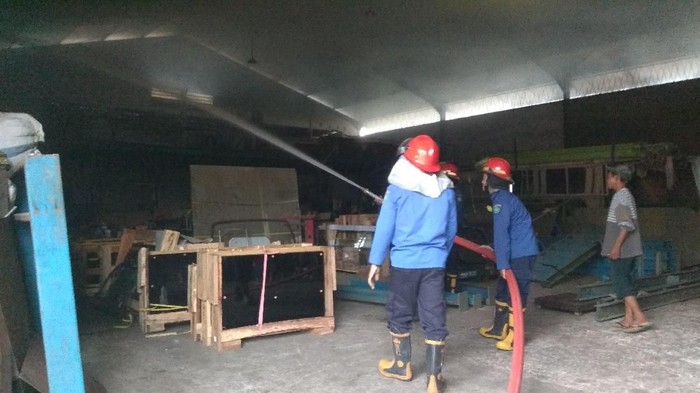 Gudang Distributor Kaca Terbakar, Diduga Karena Korsleting