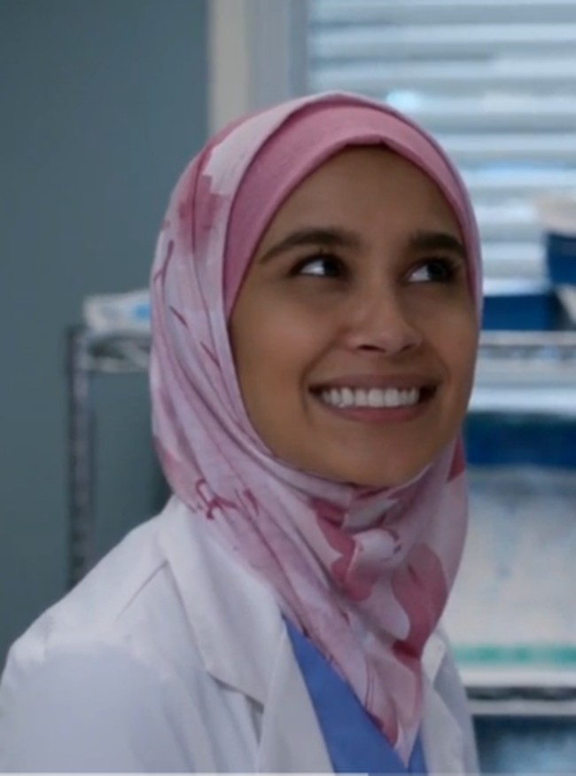 Dokter Dahlia beberapa kali terlihat memakai hijab pashmina yang dipakai dengan gaya simple di serial itu. Ia pun tampil dengan hijab bermotif dan ciput. Sebuah tampilan hijab yang natural. Foto: Ist.