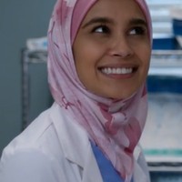 Dokter Dahlia beberapa kali terlihat memakai hijab pashmina yang dipakai dengan gaya simple di serial itu. Ia pun tampil dengan hijab bermotif dan ciput. Sebuah tampilan hijab yang natural. Foto: Ist.