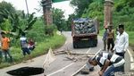 Penampakan Horor Lubang Besar Menganga di Tengah Jalan Wonosobo
