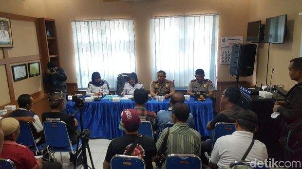 Sopir angkot mediasi dengan dishub/