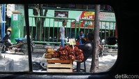 Sebagian pedagang menggelar lapak di bawah pohon di sekitar pasar.