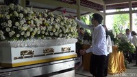 Pihak keluarga telah sepakat untuk tidak melarung abu jenazah pada hari ini. Hal ini dilakukan agar tidak berbenturan dengan upacara Melasti umat Hindu menyambut Hari Nyepi. (Nandhang Astika-detikcom)