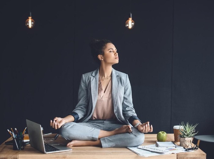 ilustrasi wanita meditasi