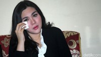Vicky Shu hadir dengan mengenakan baju hitam dengan syal putih.