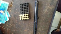Aparat Polda Jabar menangkap 4 pria asal Cipacing, Jabar. Keempat pria ini diduga membuat dan menjual senjata api rakitan termasuk pen gun secara ilegal. Foto: Dok. Istimewa