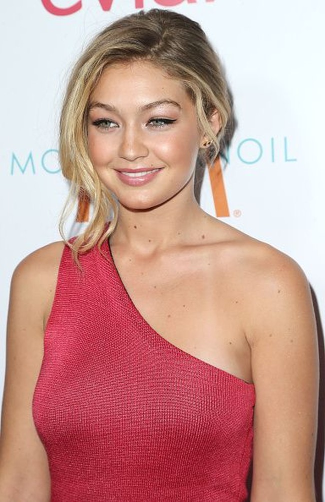 Selain itu, gaya busana Gigi Hadid juga belum se-stylish sekarang. Foto: Getty Images